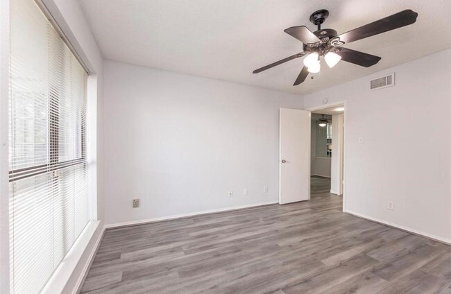 Building Photo - 10047 Westpark Dr Unit 72 Rental