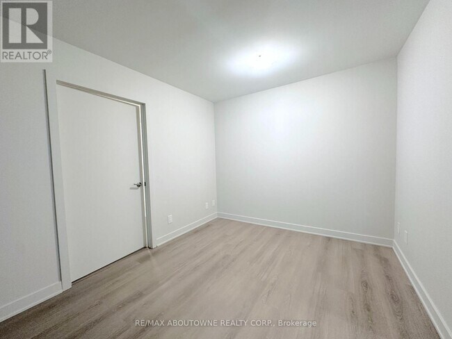 Photo - 3385 Dundas St W