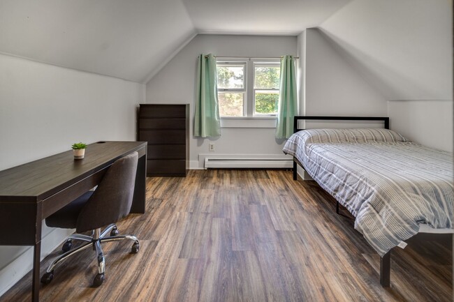 Building Photo - 710 E State St Unit 1BR SUBLET Rental