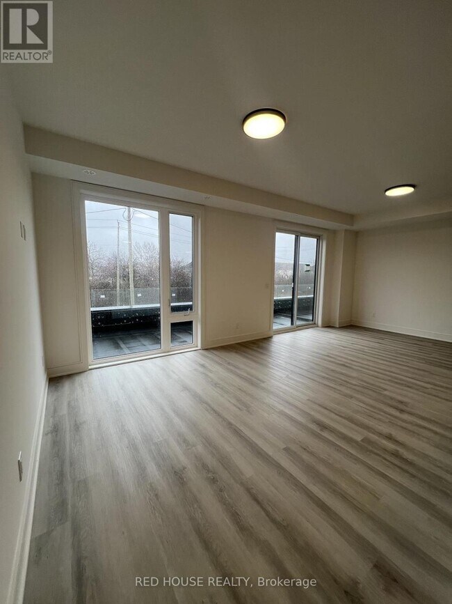 Photo - 150 Everett Cmn