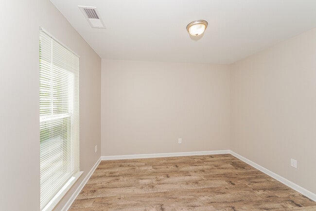 Photo - 140 Willowridge Ln