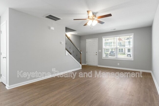 Photo - 206 Woodland Vly Ln
