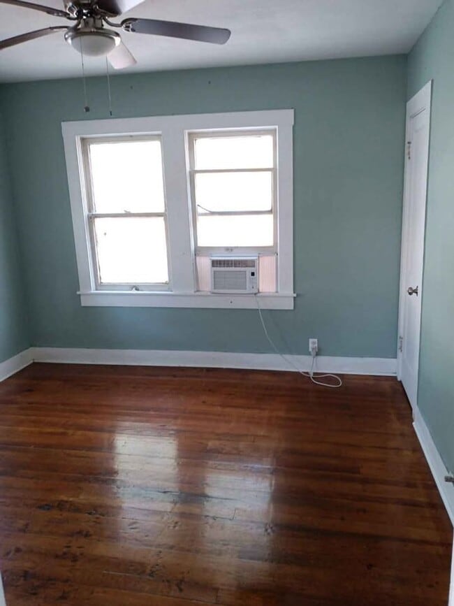 Photo - Simple 2/1 downtown