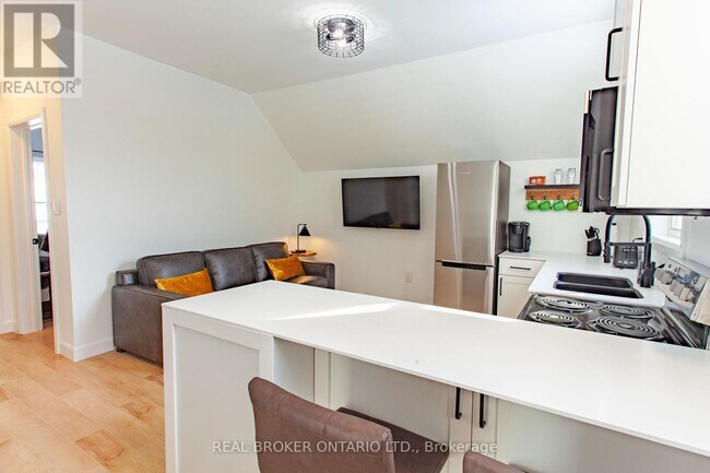 Photo - 97 Albert St S