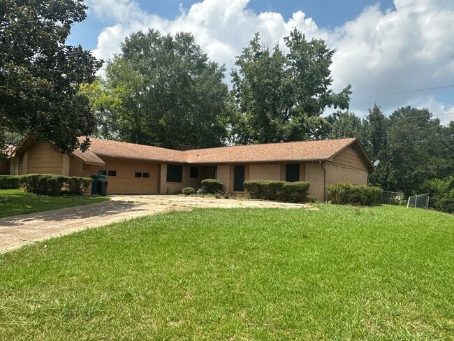 Building Photo - 2302 Crestwood Dr Rental