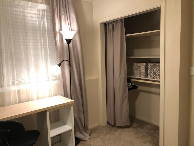 Room 5 - 2536 Forest Park Dr Unit 1 room 5