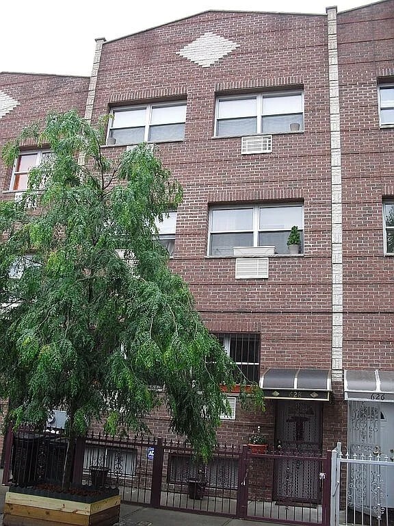 Building Photo - 628 Hart St Unit 2 Rental