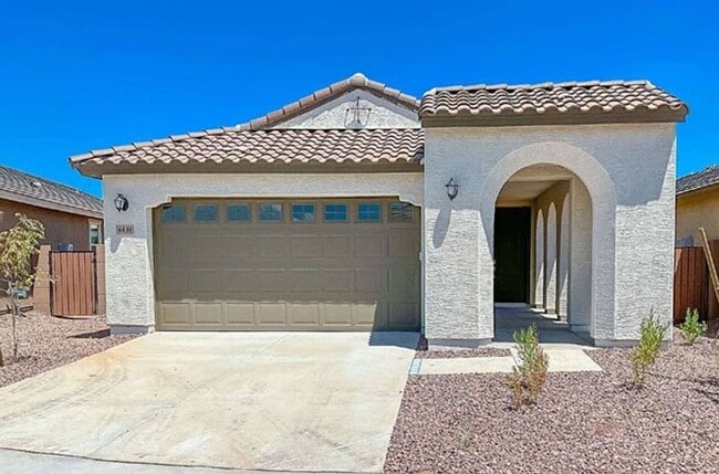 Building Photo - 3 Bedroom, 2 Bath Available NOW!