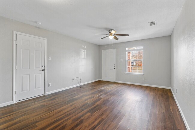 Photo - 1716 Manor Garden Curve