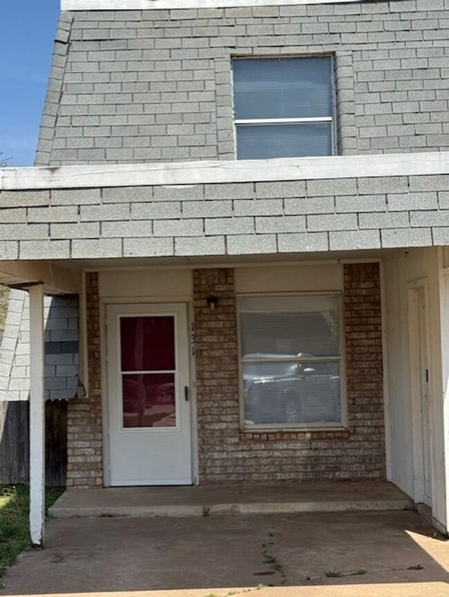 Building Photo - 2 Bedroom Duplex Central Norman