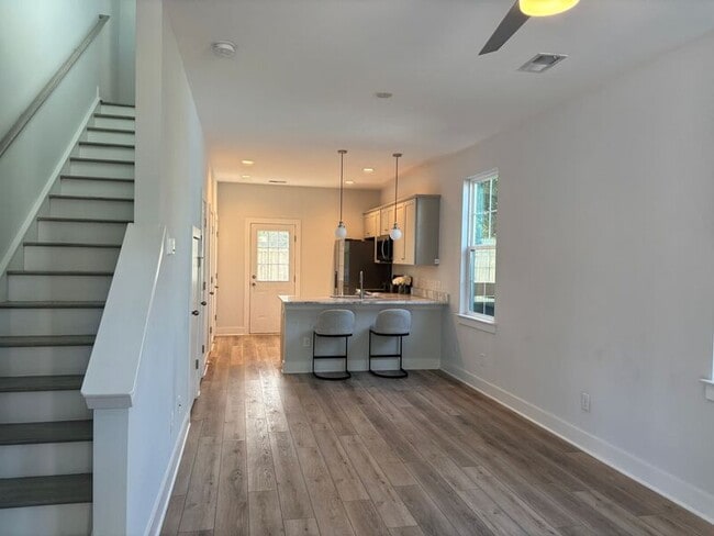 Photo - 2023 Comstock Ave