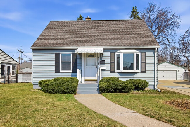 Building Photo - 2000 32nd St