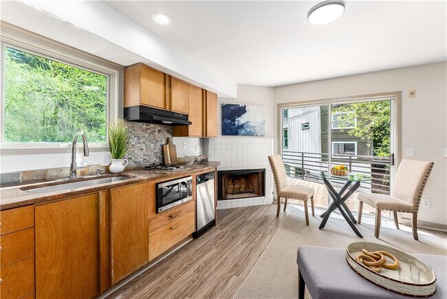 Photo - 335 Eureka Dr NE