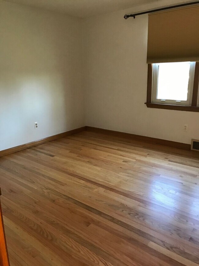 Photo - Comfortable house in prime location near the U of M Stadium!