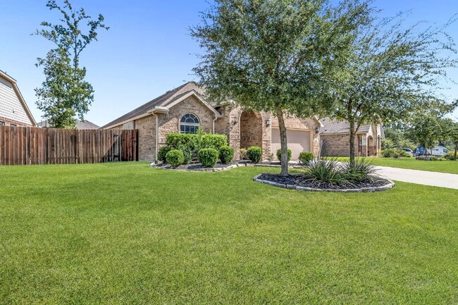 Photo - Welcome home to this beautifully maintaine...