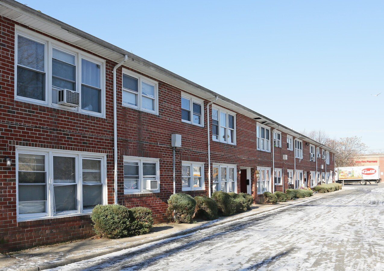 231 W Merrick Rd - 231 W Merrick Rd