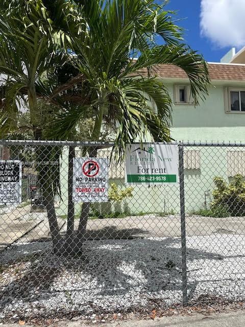 Building Photo - 220 NW 7th Ave Unit 1 Rental