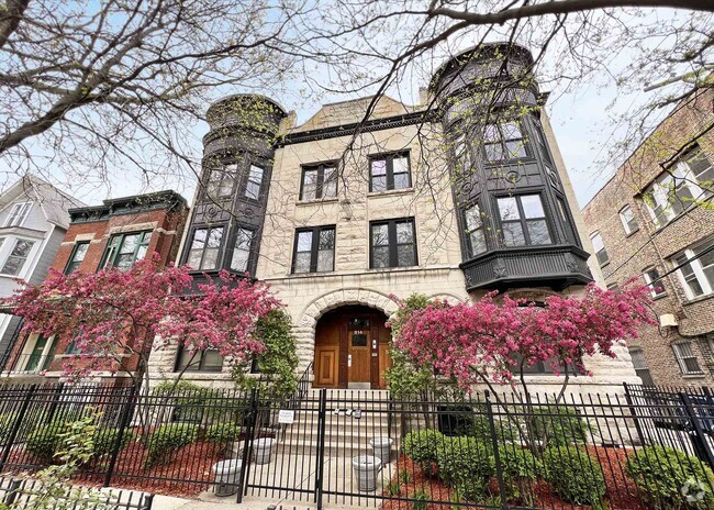 Building Photo - 814 W Roscoe St Rental