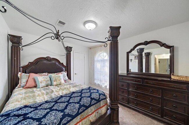 Photo - 438 Vane Way