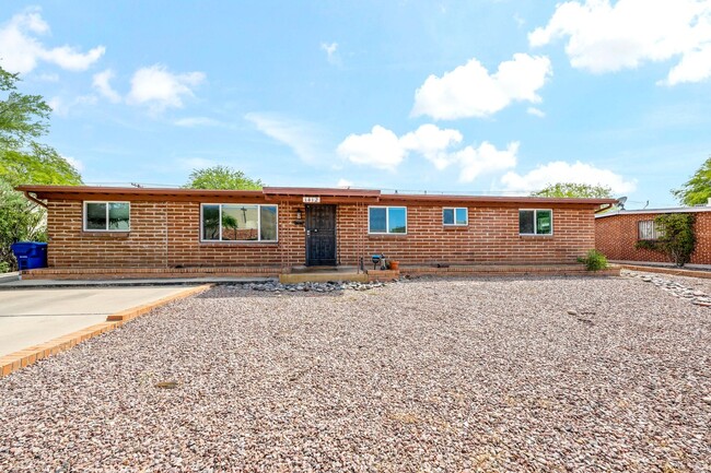 Spacious 4-Bedroom Home Near U of A & Bann... - Spacious 4-Bedroom Home Near U of A & Bann...