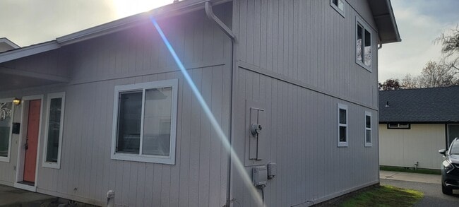 Photo - 241 NE School St