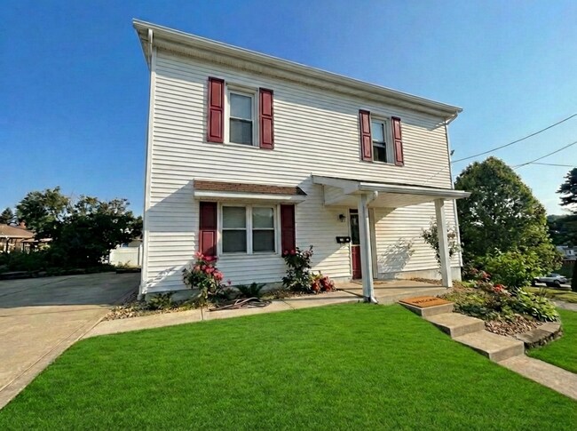 Building Photo - 207 Sycamore St Unit A