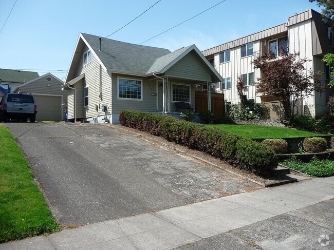 Building Photo - 5815 SE 17th Ave Rental