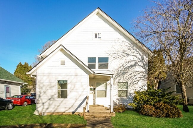 Building Photo - 135NE Unit A