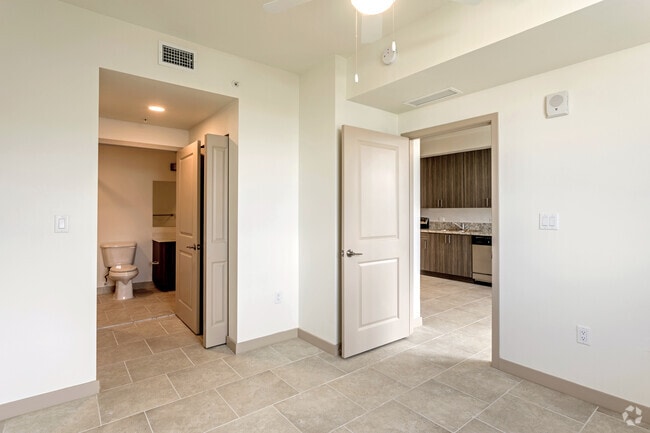 1BR,1BA - 596 SF