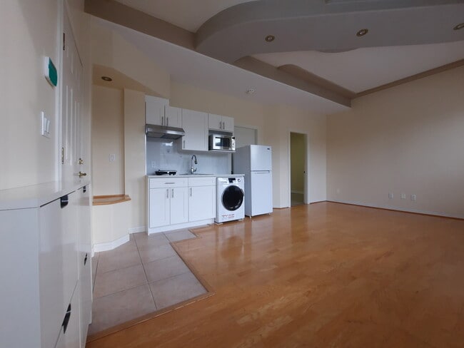 Photo - 5283 Chesham Ave