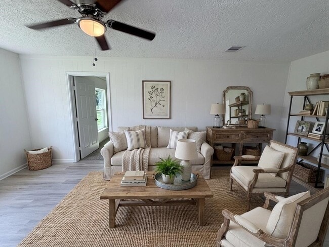 Photo - 404 Elaine St