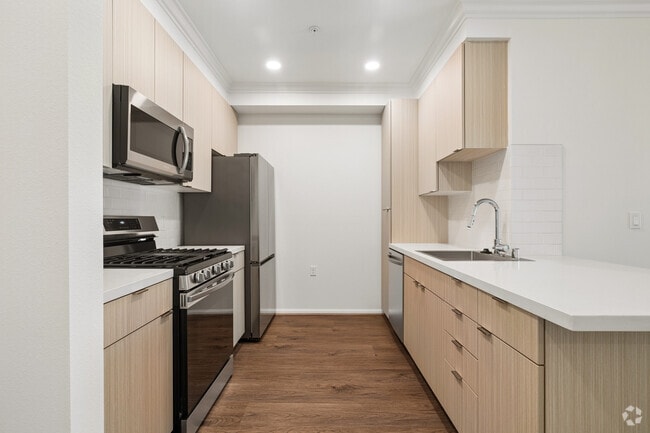2BR, 2BA - 941SF - Kitchen