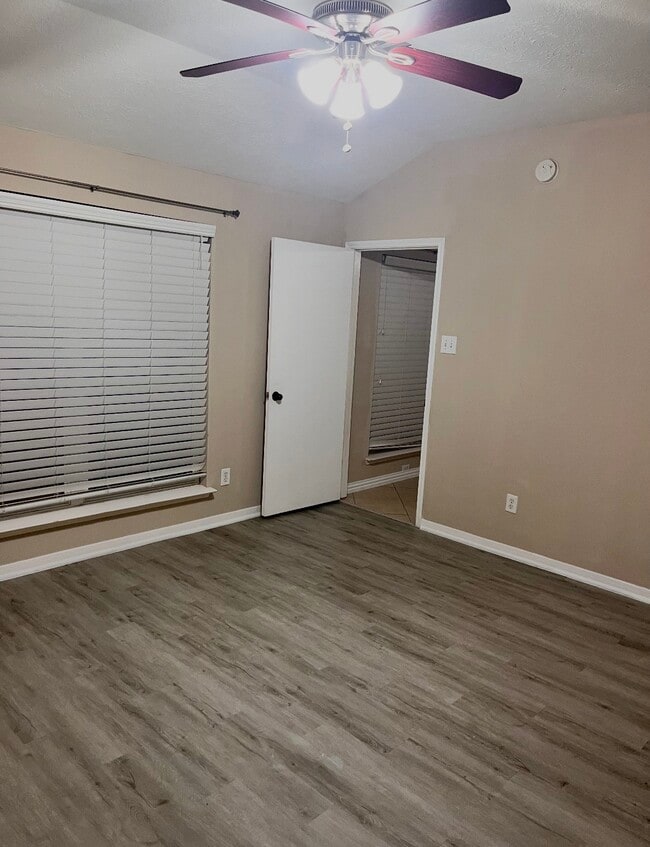 Photo - 10910 Thorncliff Dr