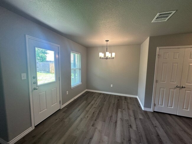 Photo - AVAILABLE NOW - (SECTION 8 ACCEPTED)