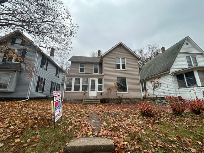 Building Photo - 3 Bedroom, 2 Bath house in East Moline