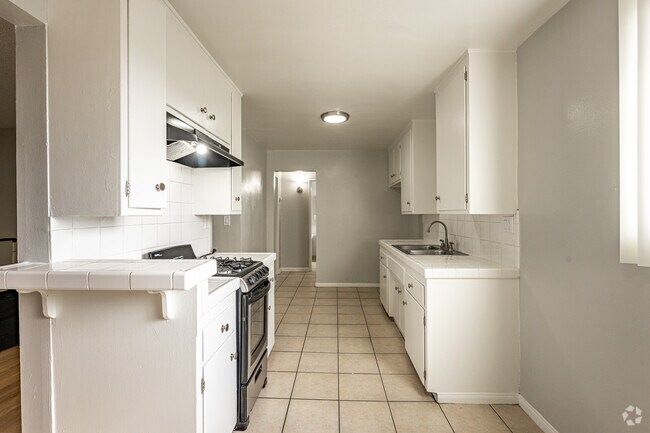 1BR, 1BA - 620SF - Kitchen - Regency-Baldwin Apartments