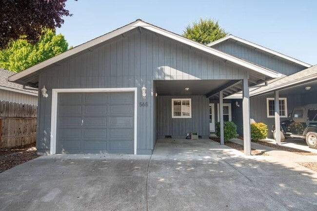 Photo - 565 Primrose Dr