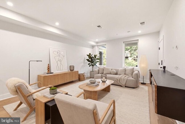 Photo - 320 Webster St NW