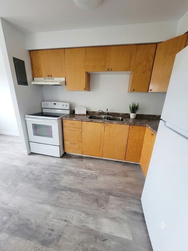 Photo - 627 Silverbirch Rd
