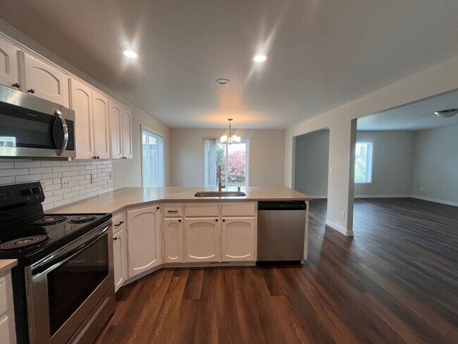 Photo - ** HALF MONTH FREE ! ** Beautiful 4 Bedroo...