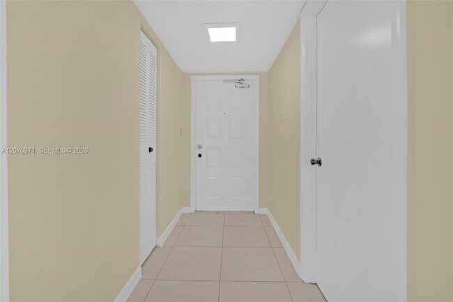 Photo - 15545 N Miami Lakeway Unidad 106