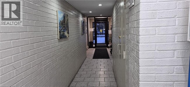 Photo - 2373 King St E Unit 26