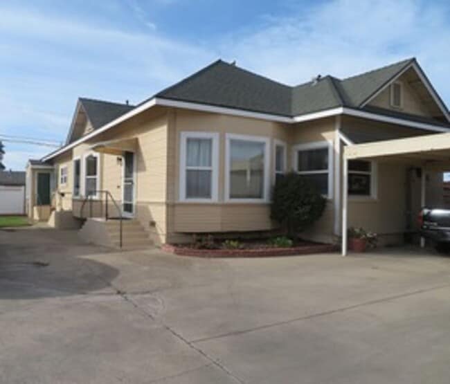 Building Photo - Charming 1-Bedroom Flat near the Historic ... Unit D Rental