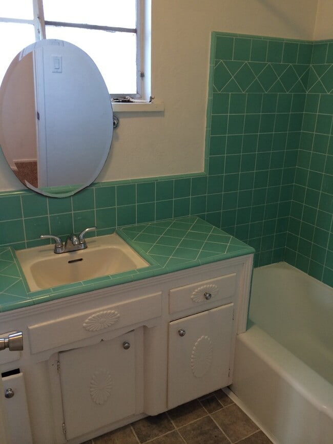 Photo - 3 Bed / 1 Bath Home Near Bakersfield College – $1,725 + Deposit