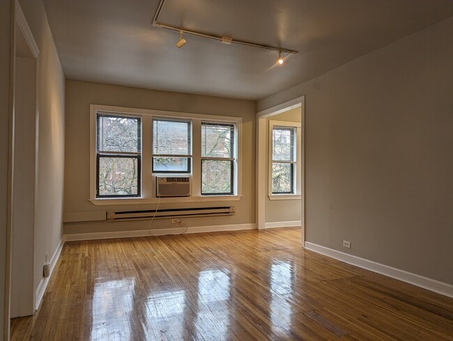 Building Photo - 3731 N Pine Grove Ave Unit 3728-E1