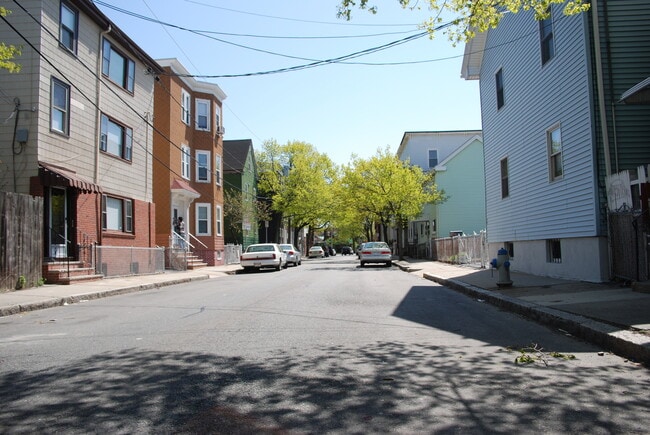 Building Photo - 19 Hunting St Unit 1