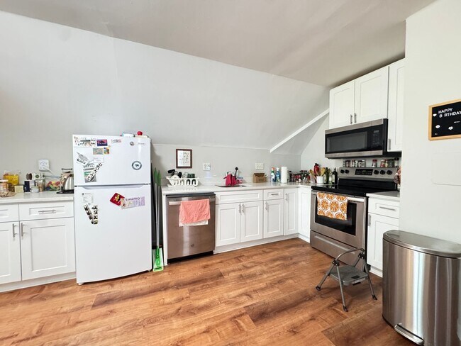 Photo - Renovated Beautiful 2BR Near Yale - Science Hill Unit 4 (3rd Fl)