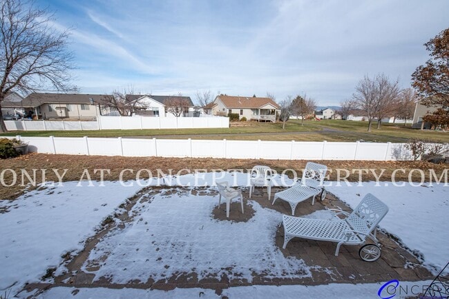 Photo - Attractive 4 Bed 3 Bathroom Home: Backing Park - 2 Car Garage