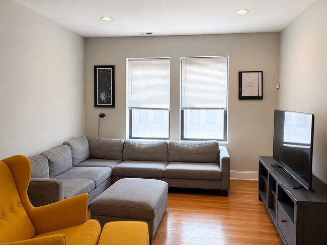 Building Photo - 1373 W Chicago Ave Unit #2C