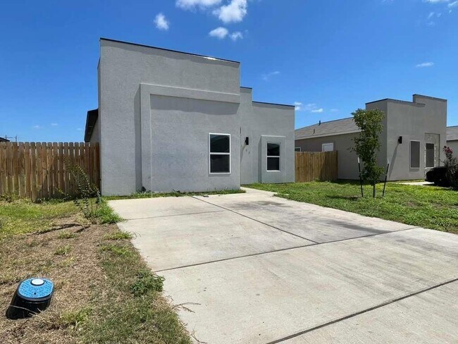 Photo - 1504 Estudiantes Dr